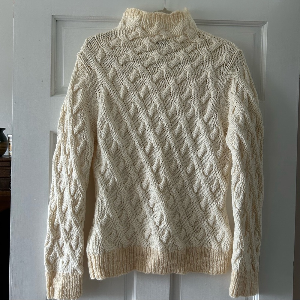 Moda white and cream cableknit sweather size medium
